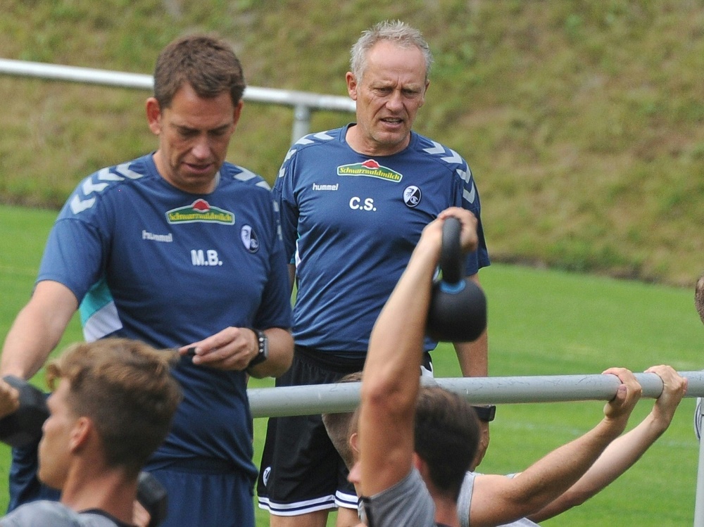 Trainer Streich begrüßt Spieler zum Trainingsauftakt (Foto: SID)