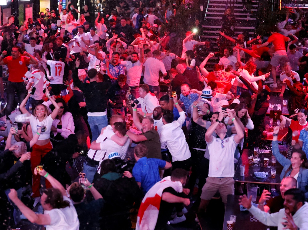 Die englischen Fans stimmen sich auf das Finale ein (Foto: SID)