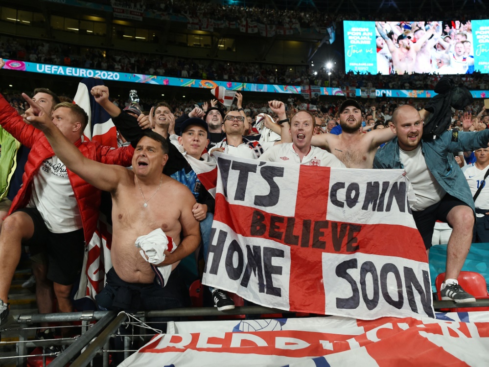 Im Match gegen Dänemark störten englische Fans das Spiel (Foto: SID)