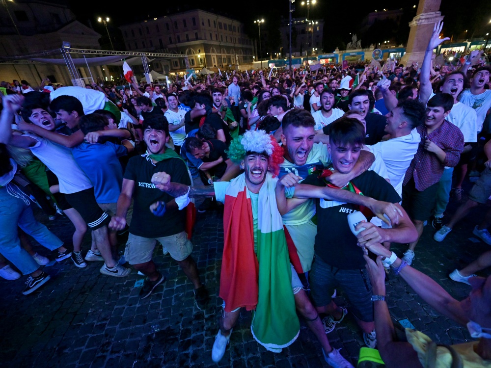 Fußball-Party auf dem Piazza del Popolo in Rom (Foto: SID)