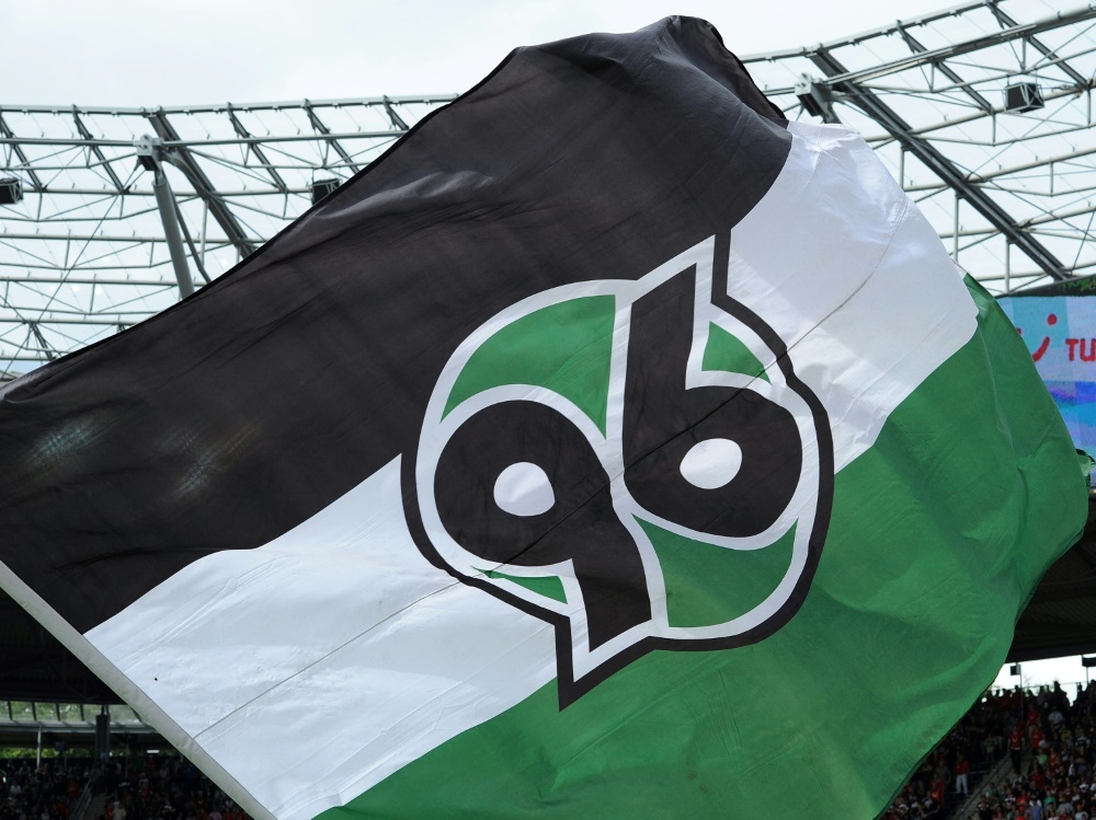 Hannover 96 präsentiert neuen Haupt- und Trikotsponsor (Foto: SID)