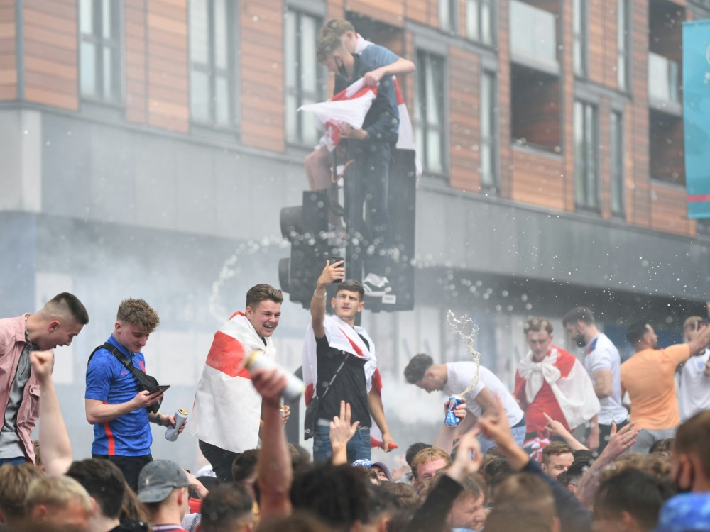 Englische Fans vor dem Wembley-Stadion (Foto: SID)