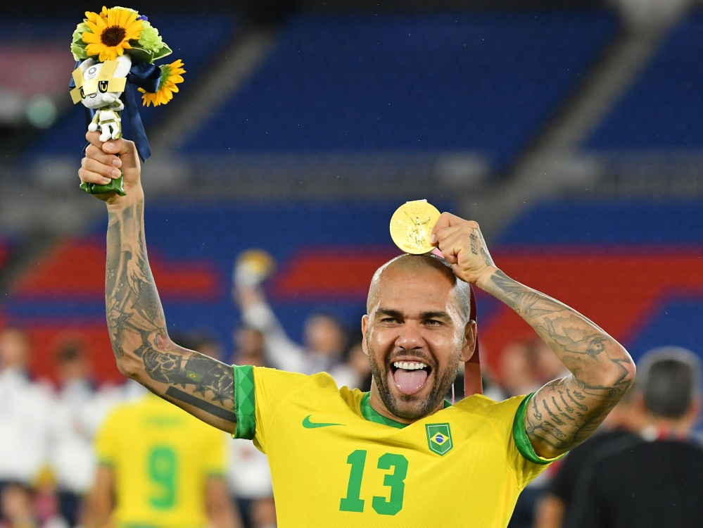 Dani Alves feiert den Olympiasieg mit der Selecao (Foto: SID)