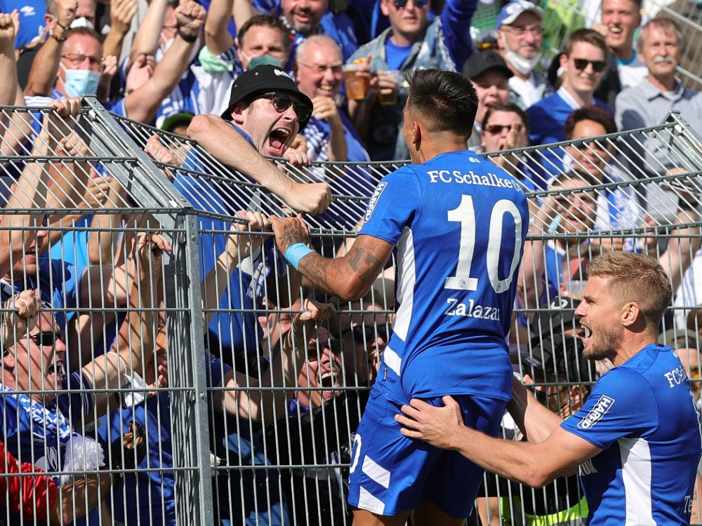 Grund zum Feiern: Schalke zieht souverän in Runde 2 ein (Foto: SID)