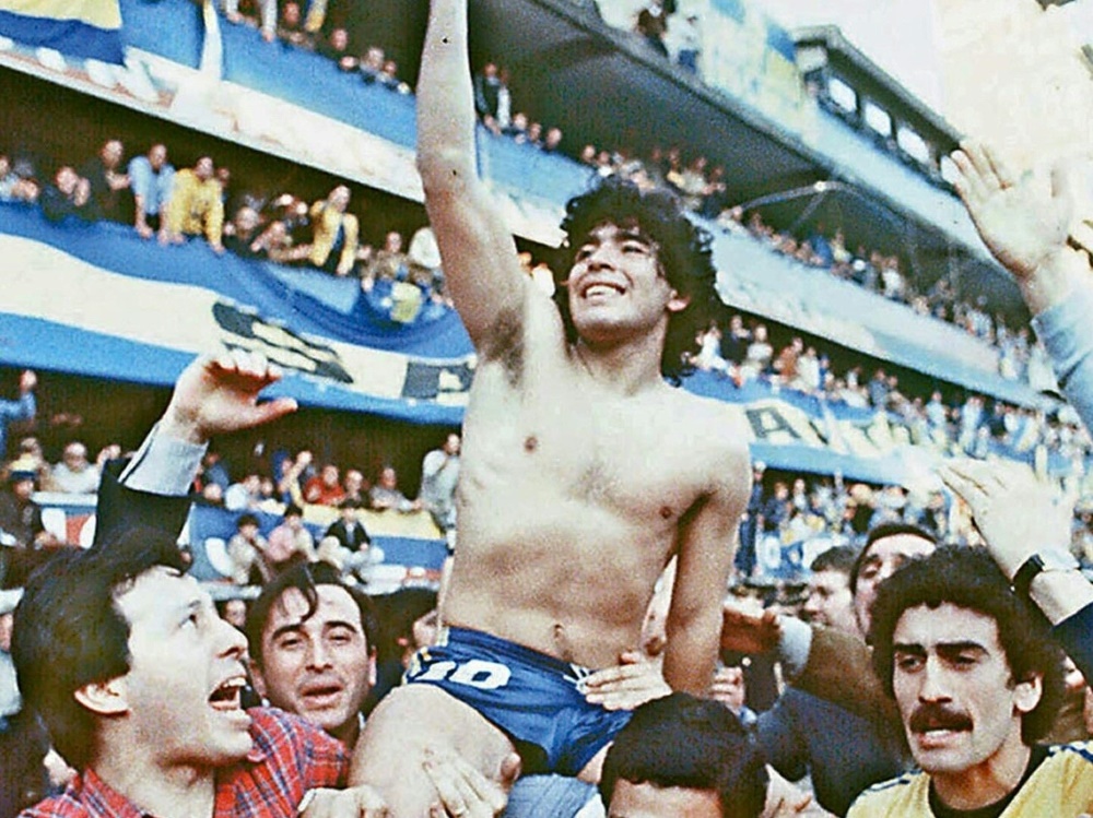 1981: Diego Maradona auf den Schultern der Fans (Foto: SID)