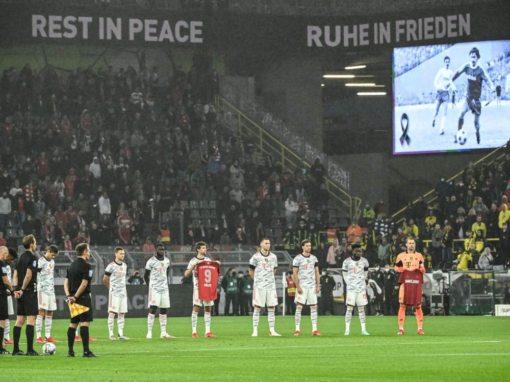 Gedenkminute an Gerd Müller vor dem Supercup (Foto: SID)
