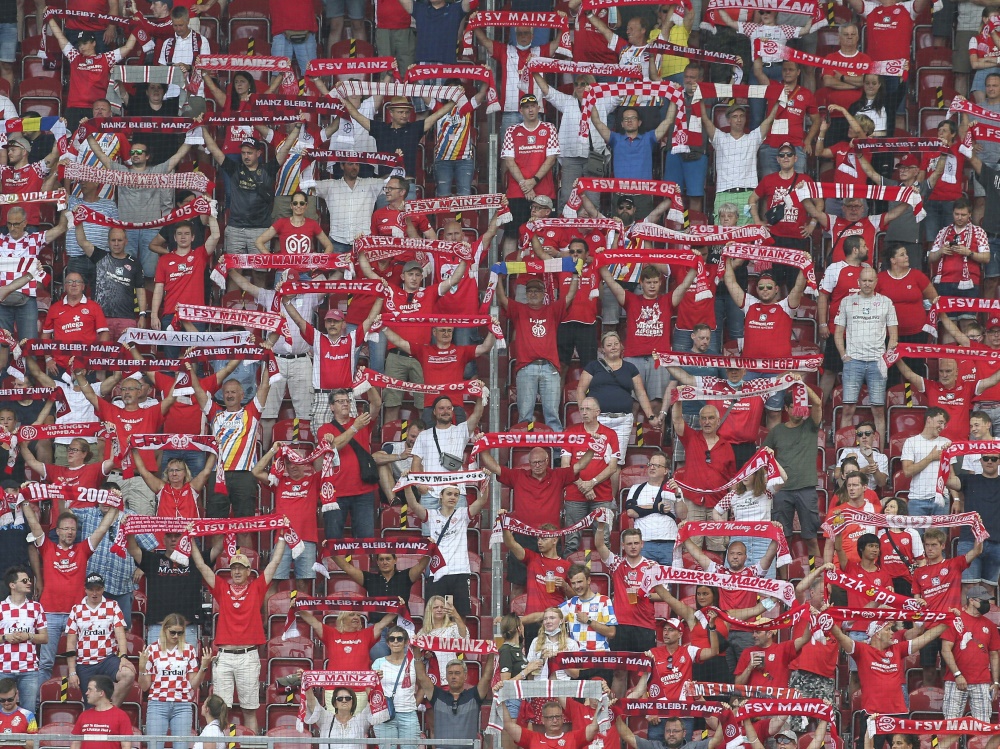 Mainzer Fans feiern den Sieg gegen RB Leipzig (Foto: SID)
