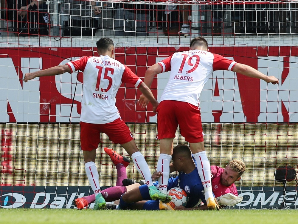Trotz Niederlage bleibt Regensburg Tabellenspitze (Foto: SID)
