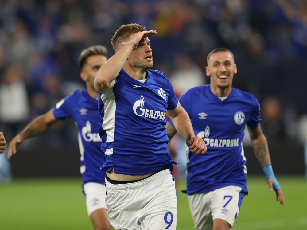 Doppelpack: Simon Terodde (M.) schießt Schalke zum Sieg (Foto: SID)