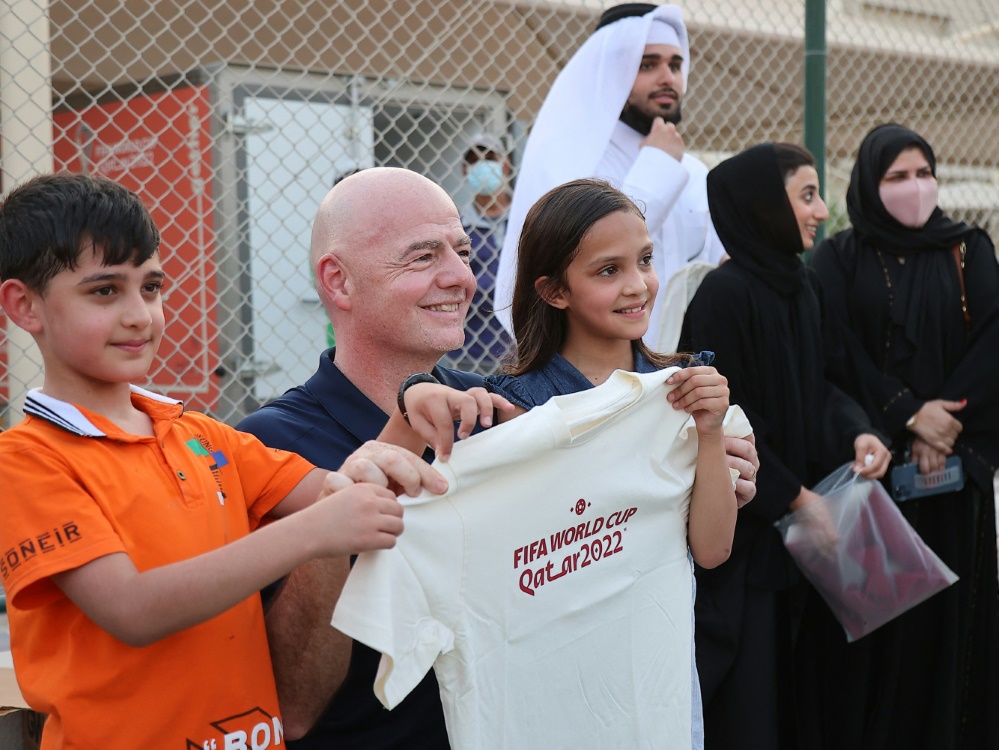 FIFA-Präsident Gianni Infantino besucht Flüchtlinge (Foto: SID)