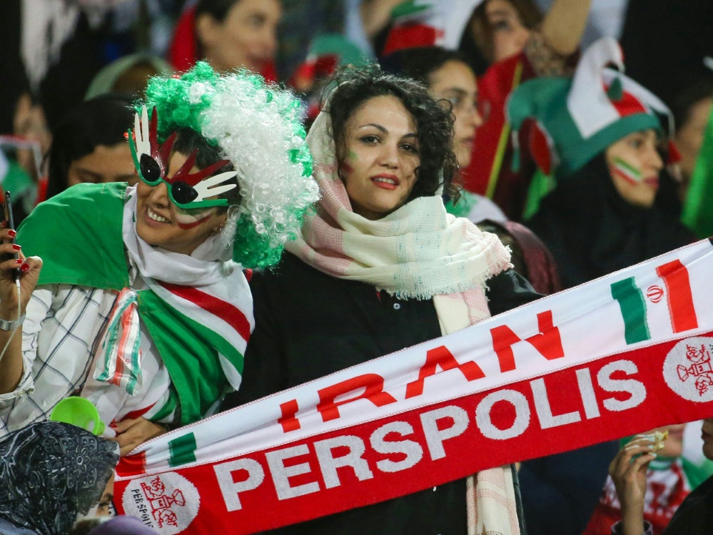 Frauen dürfen im Iran wieder ins Stadion gehen (Foto: SID)