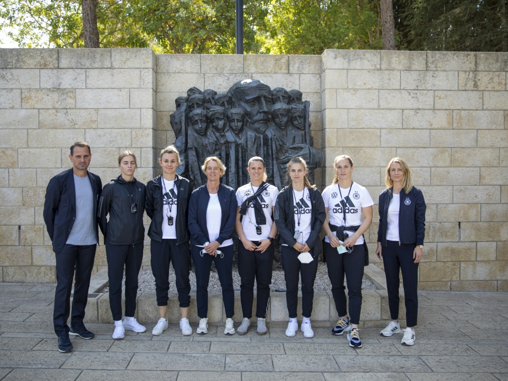 Die deutsche Delegation vor der Gedenkstätte Yad Vashem (Foto: SID)
