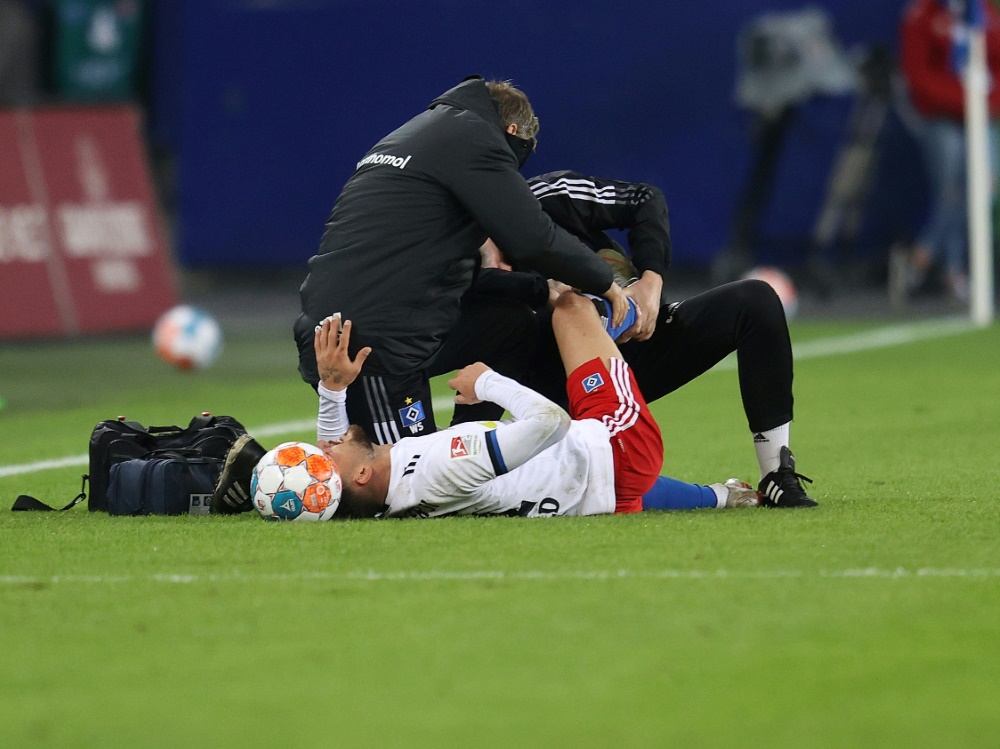 Tim Leibold verletzt sich im Pokal-Spiel gegen Nürnberg (Foto: SID)