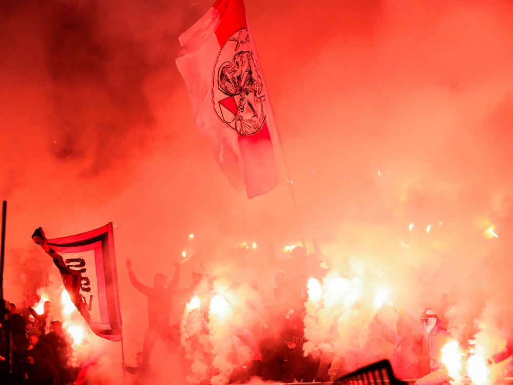 Ajax-Fans zünden und greifen Polizei an (Foto: SID)