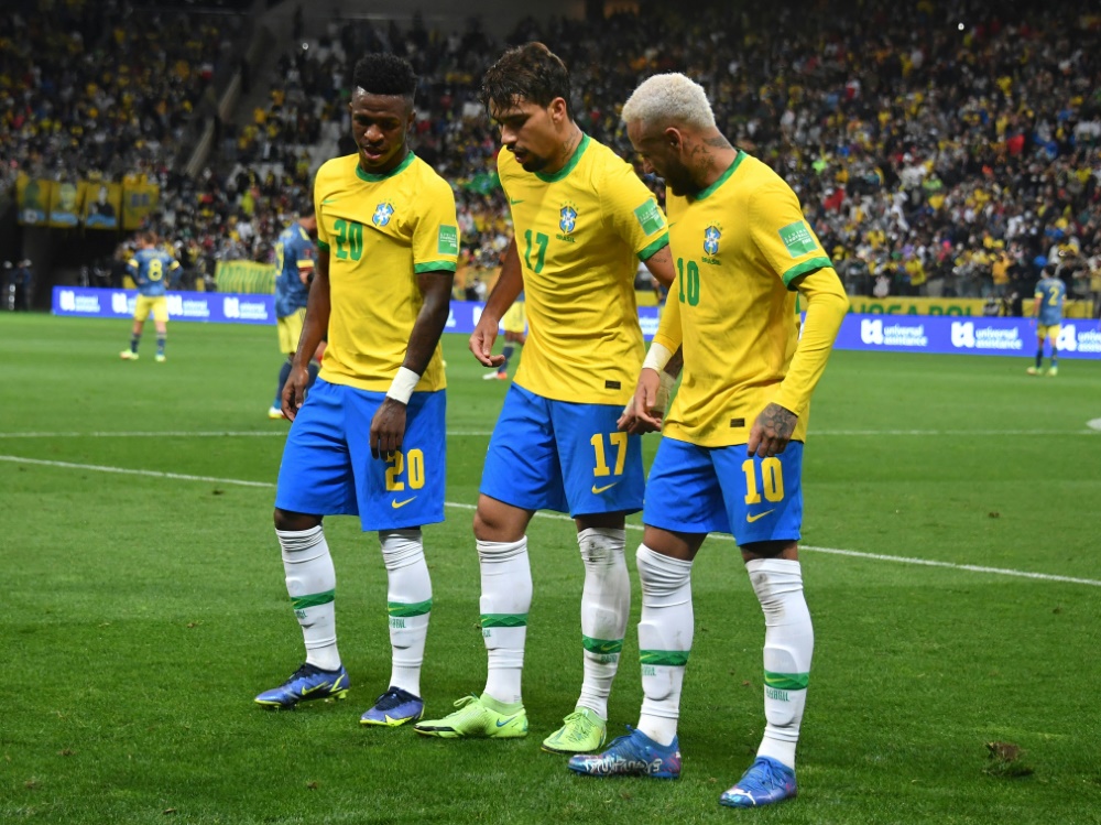 Torschütze Paqueta (m.) und Neymar (r.) jubeln (Foto: SID)
