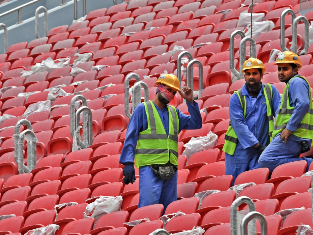 Arbeitsmigranten bauen demontierbares WM-Stadion (Foto: SID)