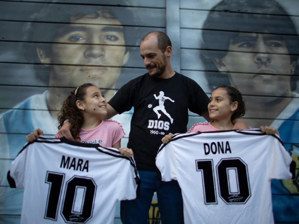 Walter Rotundo mit seinen Töchtern Mara und Dona, nun kam Sohn Diego zur Welt (Foto: SID)