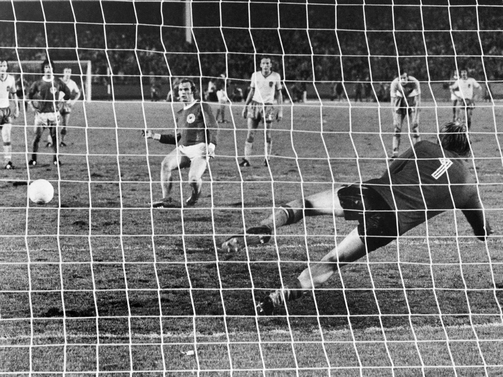 Hellström (v.) traf bei der WM 1974 auf das BRD-Team (Foto: SID)