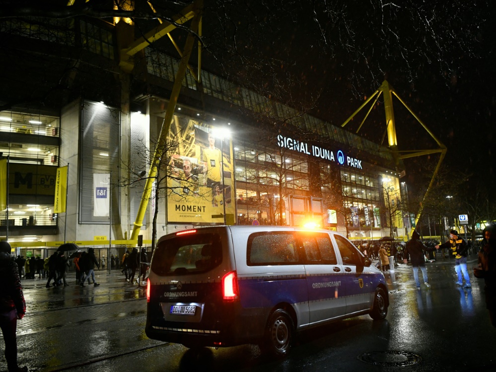 Dortmund: TV-Crew schafft es mit Fake-Bus ins Stadion (Foto: SID)