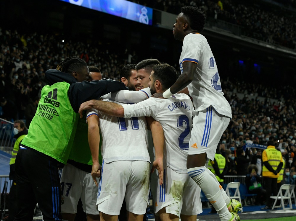 Real Madrid feiert Derbysieg gegen Atletico (Foto: SID)