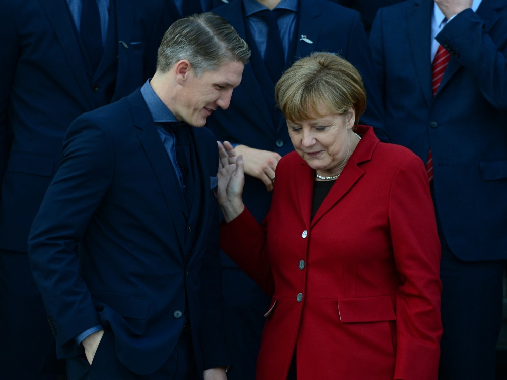 Rio-Champion Bastian Schweinsteiger mit Angela Merkel (Foto: SID)