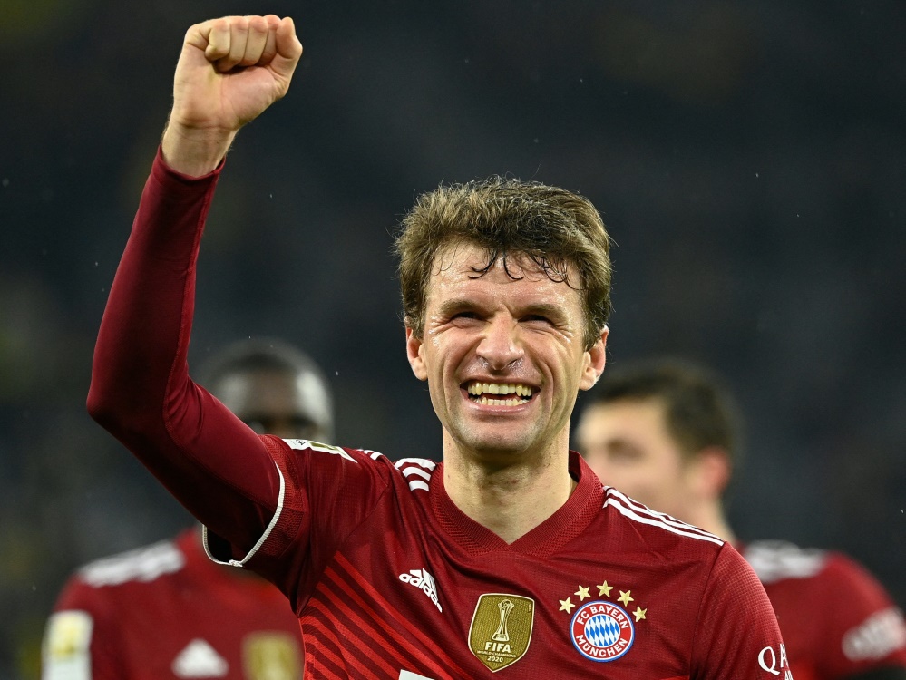 Thomas Müller mit kuriosem Geschenk an jungen Bayern-Fan (Foto: SID)