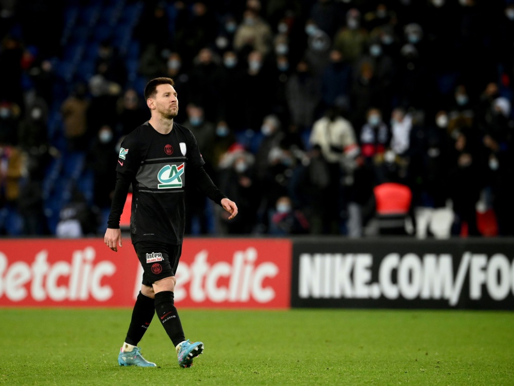 Lionel Messi auf dem Weg zum Elfmeterpunkt (Foto: SID)