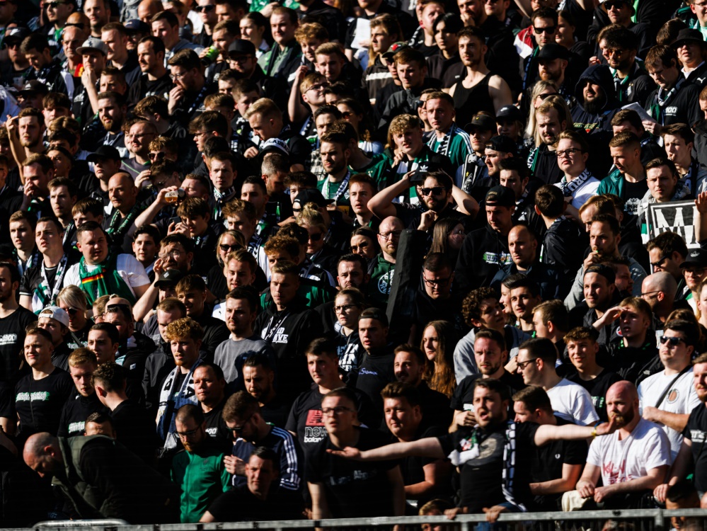 Enttäuschte Borussia-Anhänger nach dem Derby gegen Köln (Foto: SID)