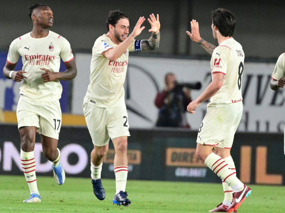 Der AC Milan freut sich über seinen Sieg (Foto: SID)