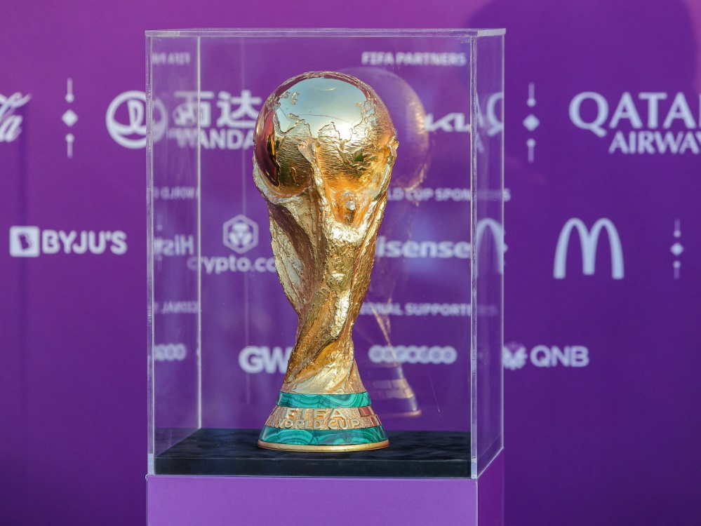 WM-Pokal kann von Fans bestaunt werden (Foto: AFP/SID/KARIM JAAFAR)