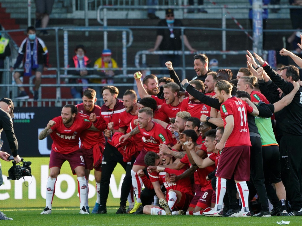 Köln feierte den Klassenerhalt 2021 in der Relegation (Foto: AFP/SID/AXEL HEIMKEN)