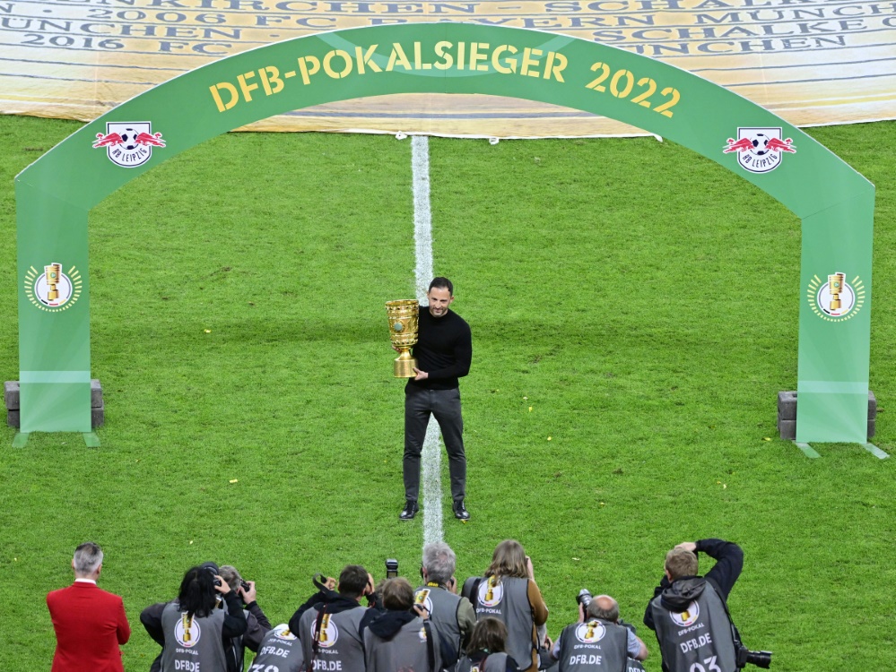 Domenico Tedesco feiert mit dem DFB-Pokal (Foto: AFP/SID/JOHN MACDOUGALL)