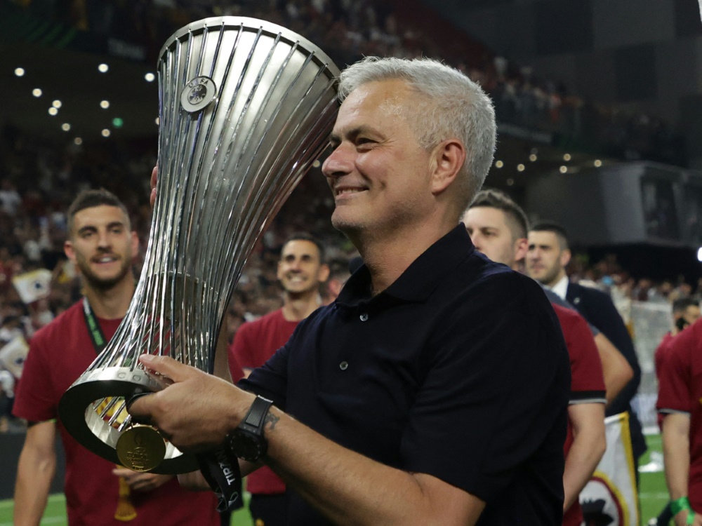 Mourinho hält mal wieder einen Europacup in Händen (Foto: AFP/SID/GENT SHKULLAKU)