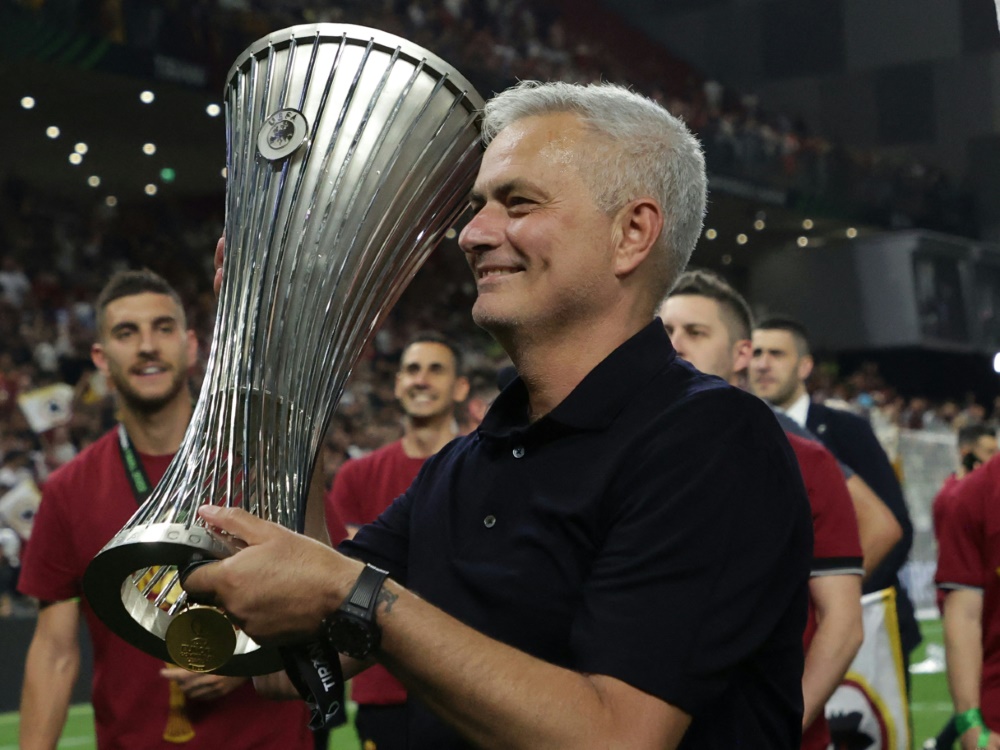 Mourinho hat nun fünf Europapokale als Trainer gewonnen (Foto: AFP/SID/GENT SHKULLAKU)