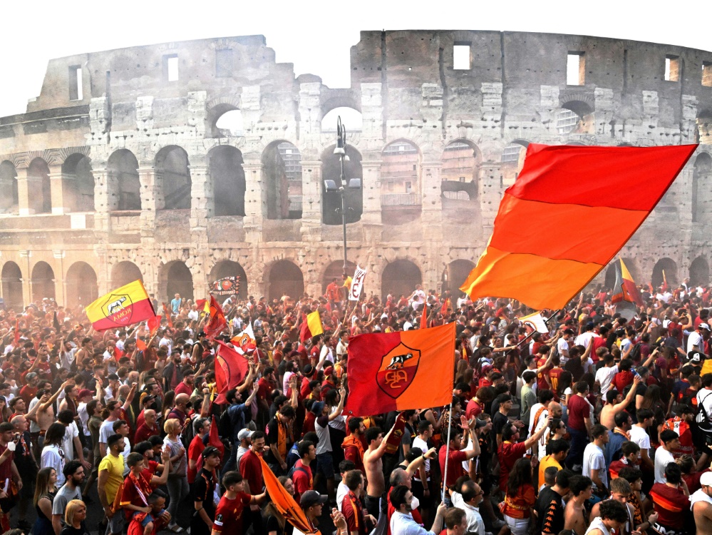 Ausnahmezustand in Rom: Fans feiern Europapokalsieg (Foto: AFP/SID/TIZIANA FABI)
