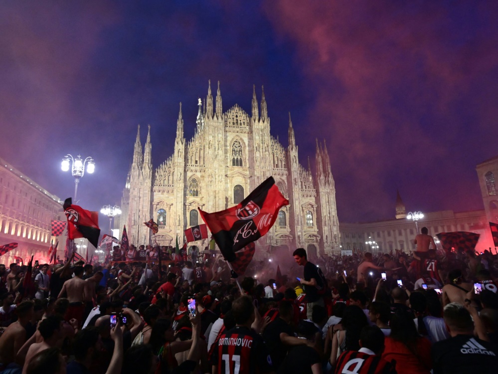 Fans feiern in Mailand den Gewinn der Meisterschaft (Foto: AFP/SID/MIGUEL MEDINA)