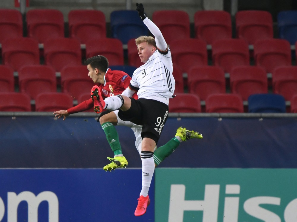 Dem DFB-U21-Team um Burkardt (r.) fehlt noch ein Punkt (Foto: AFP/SID/ATTILA KISBENEDEK)