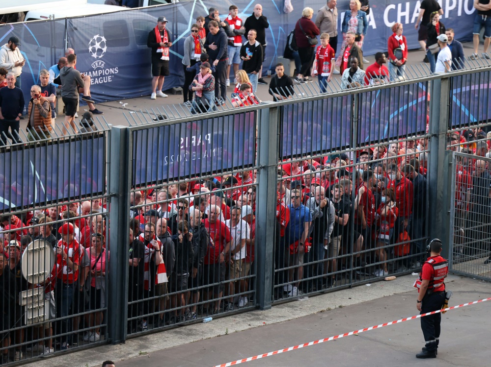 Fans des FC Liverpool mussten vor dem Stadion warten (Foto: AFP/SID/THOMAS COEX)