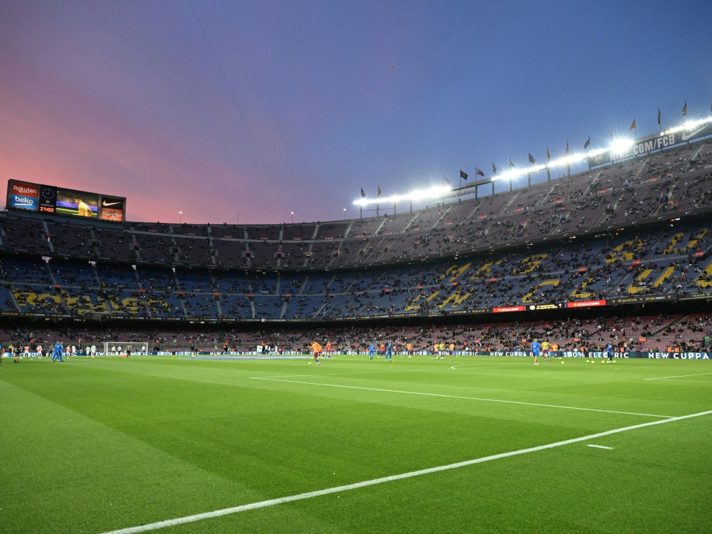 Für 300 Euro darf man auf dem Rasen des Camp Nou spielen (Foto: AFP/SID/LLUIS GENE)