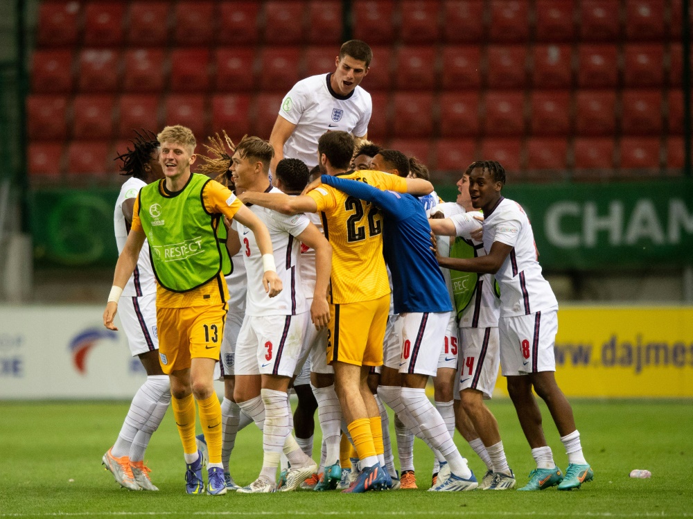 Englands Junioren feiern den Titel (Foto: AFP/SID/VLADIMIR SIMICEK)
