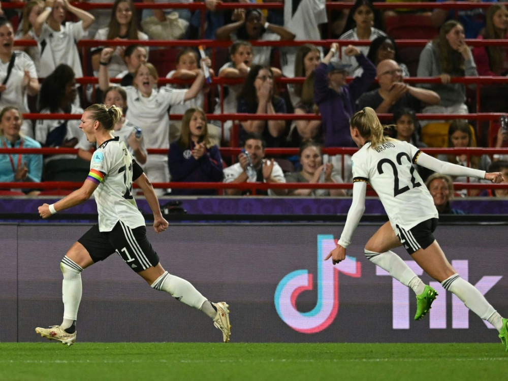 Popp und Magull schießen Deutschland ins Halbfinale (Foto: AFP/SID/JUSTIN TALLIS)