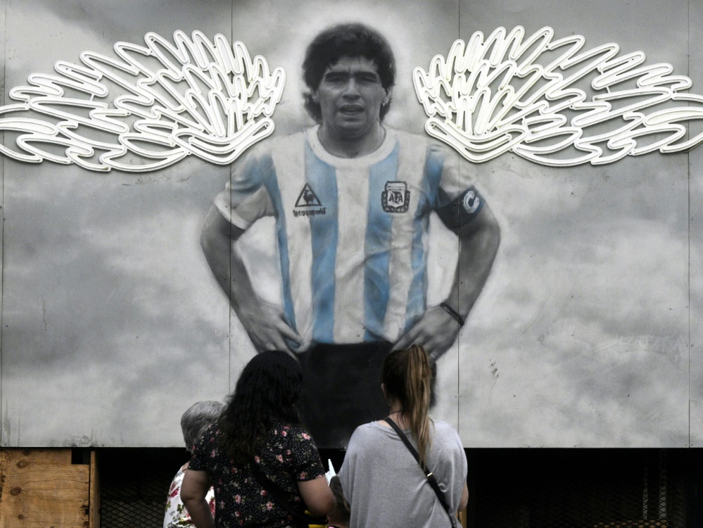 Fans können Grußbotschaften an Maradona senden (Foto: AFP/SID/JUAN MABROMATA)