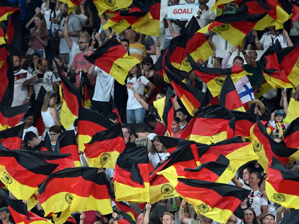 Deutsche Fans rechnen mit EM-Finale der DFB-Frauen (Foto: AFP/SID/DAMIEN MEYER)