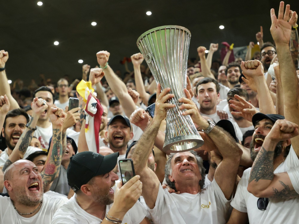 Fans dürfen im Europapokal ganz offiziell stehen (Foto: AFP/SID/GENT SHKULLAKU)