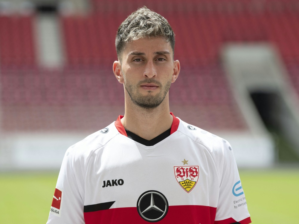 Atakan Karazor erhält Unterstützung von VfB-Sportdirektor Sven Mislintat (Foto: AFP/SID/THOMAS KIENZLE)