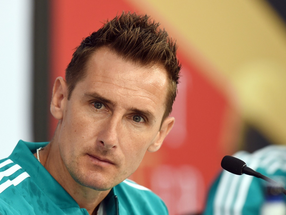 Niederlage bei Liga-Debüt für Miroslav Klose (Foto: AFP/SID/CHRISTOF STACHE)
