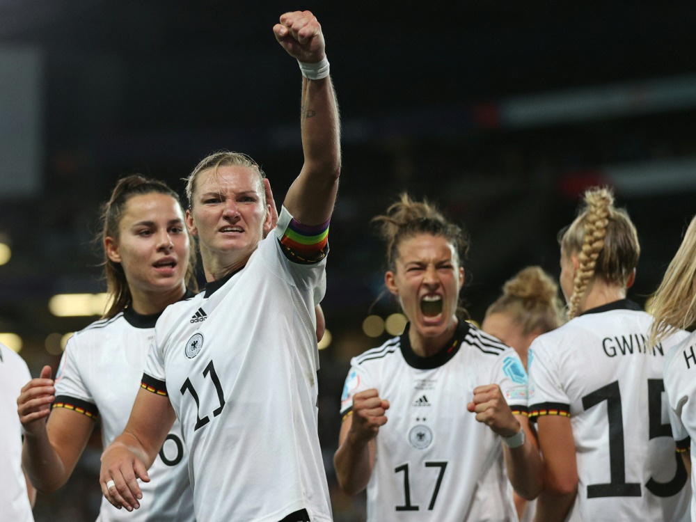 Doppelpackerin Popp schießt Deutschland in EM-Finale (Foto: AFP/SID/ADRIAN DENNIS)