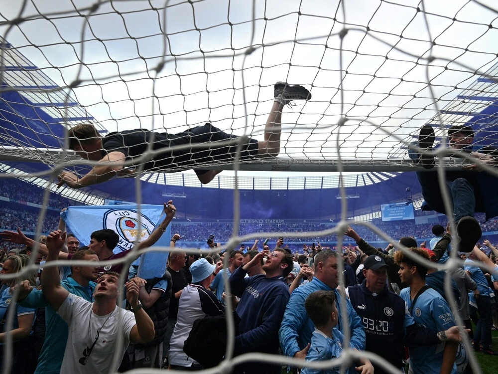 Härtere Strafen für Fehlverhalten von Fans in England (Foto: AFP/SID/OLI SCARFF)