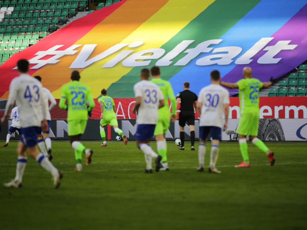 Fußball-Fans zufrieden mit Einsatz gegen Rassismus (Foto: AFP/POOL/SID/HANNIBAL HANSCHKE)