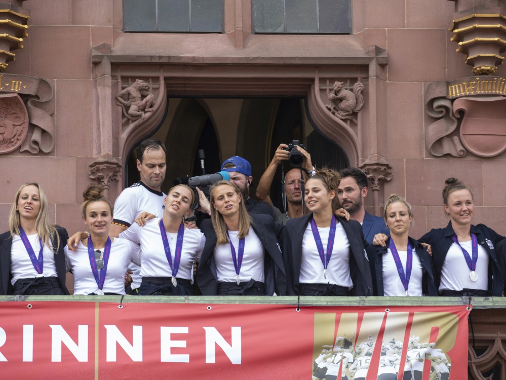DFB-Frauen springen drei Plätze auf Rang zwei (Foto: AFP/SID/ANDRE PAIN)